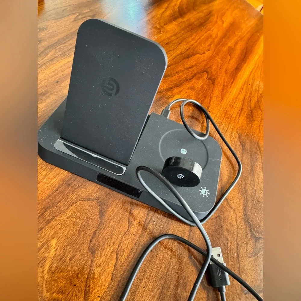 QUATTRO wireless 4-in-1 fold-up CHARGiNG STATION.